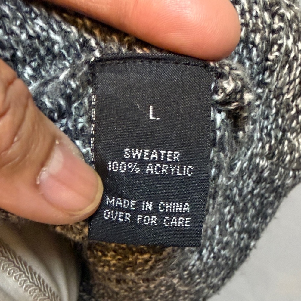 Chic Gray Buttoned Women's Poncho - Picture 7 of 9